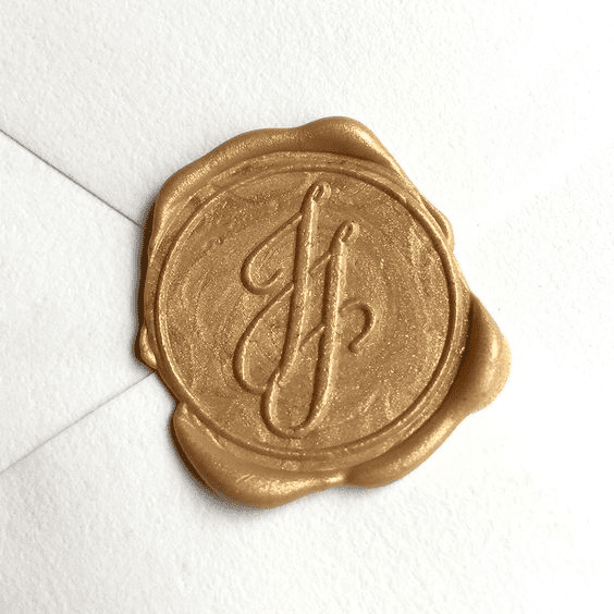 Voksforseglingsstempel i guld med initialer kan give et personligt og elegant prg