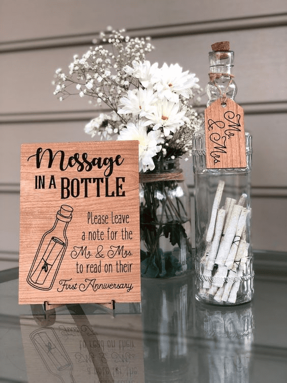 Skilt med efterlad en note til Mr. og Mrs. i "message in a bottle" som brudeparret først må læse efter brylluppet